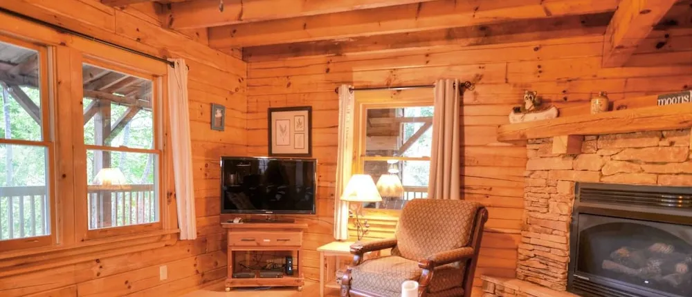 Moonshiner's Hideaway 2 Bedroom Cabin by Redawning