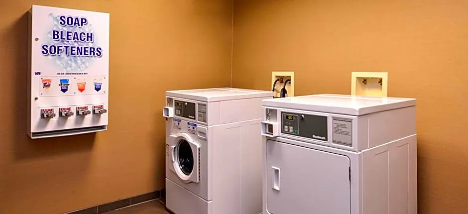 Holiday Inn Express & Suites Fairmont By IHG