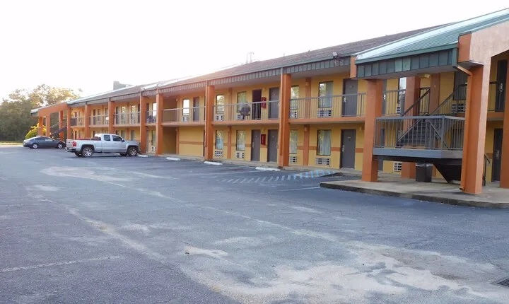 Camilla Inn & Suites