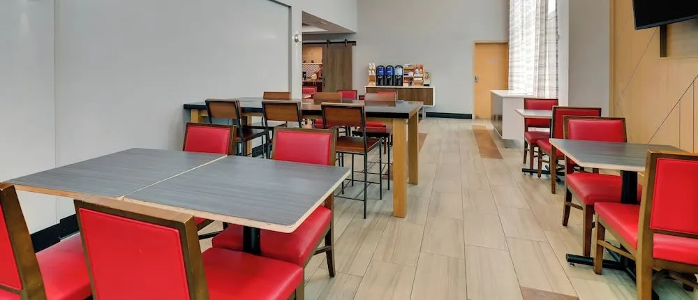 Holiday Inn Express & Suites Richmond, an IHG Hotel