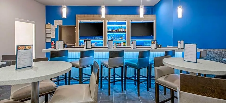 Clarion Inn & Suites DFW North