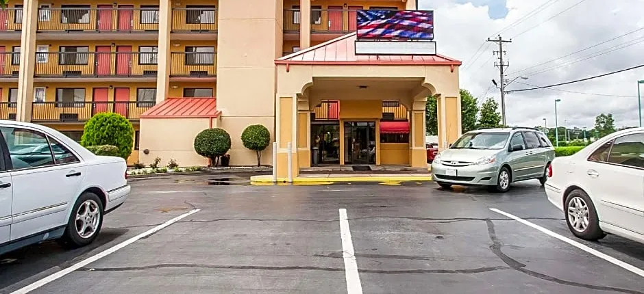 Econo Lodge Inn & Suites Memphis