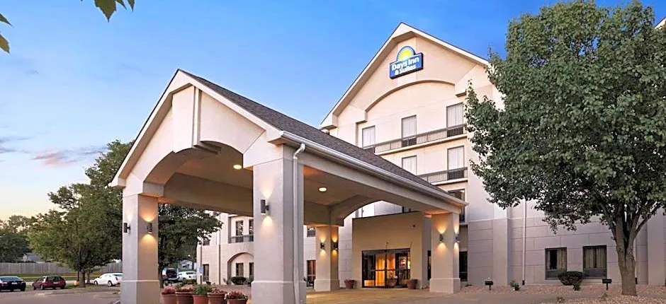 Days Inn & Suites by Wyndham Cedar Rapids