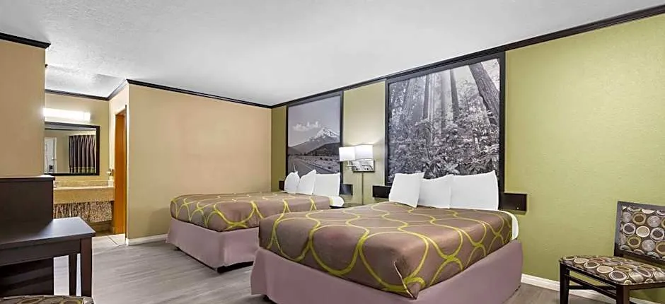 Super 8 by Wyndham Crescent City