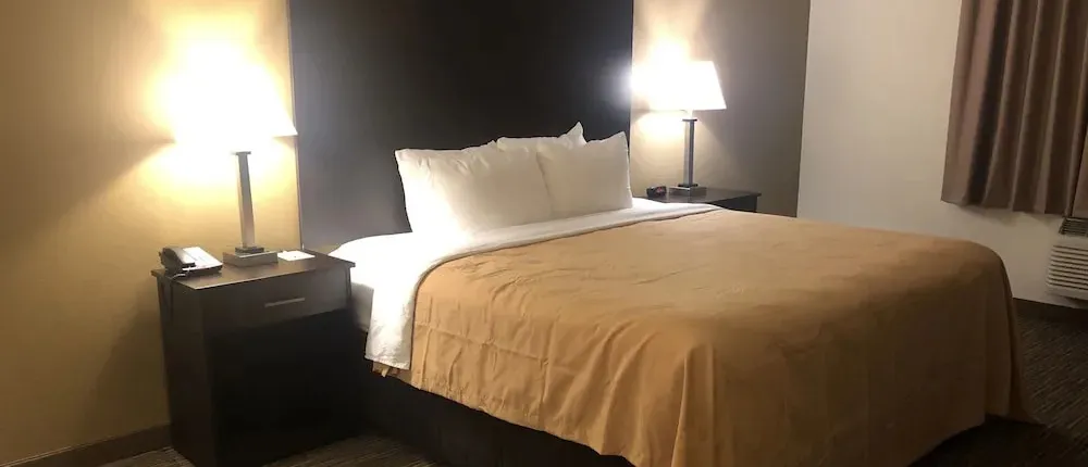 Econo Lodge Inn & Suites