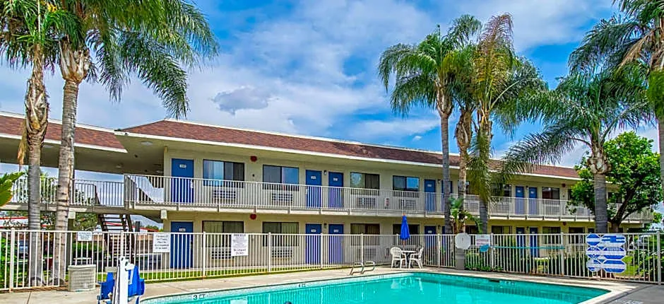 Motel 6-Bakersfield, CA - Airport