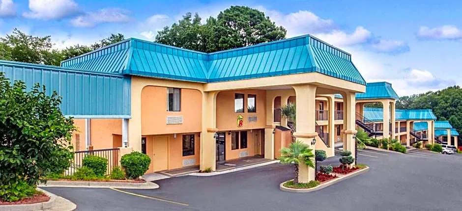 Super 8 by Wyndham Forest Park