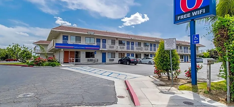 Motel 6-Bakersfield, CA - Airport