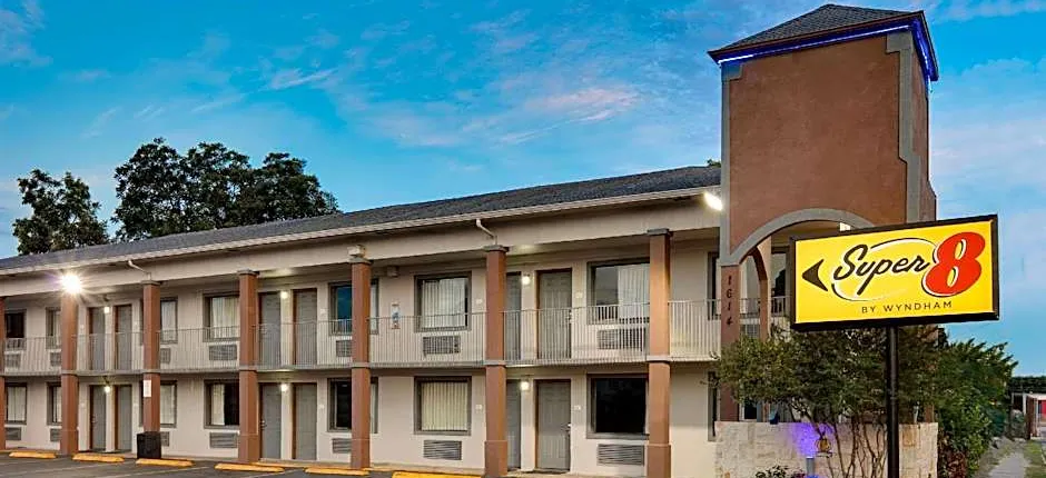 Super 8 by Wyndham San Antonio Pearl District / Downtown