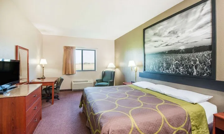 Super 8 by Wyndham Iola KS