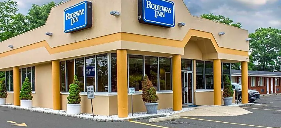 Rodeway Inn Macarthur Airport