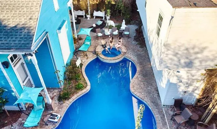 5 BR Sleeps 10! Best Location next to French Quarter!