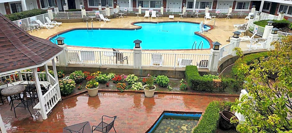 Days Inn & Suites by Wyndham Roseville/Detroit Area