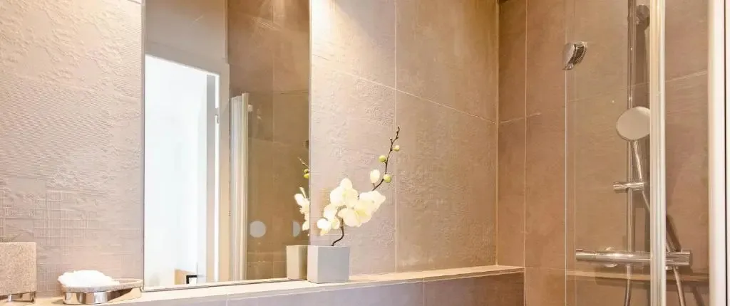 Palais Area: Modern 4 Bedrooms/ 4 Baths