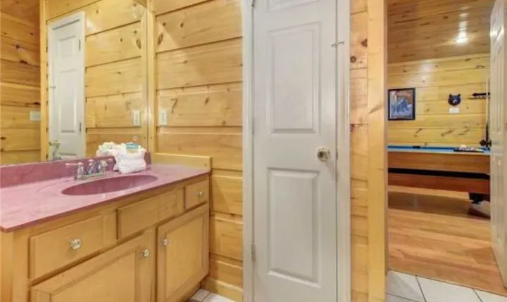 Bearadise 1 Bedroom Home with Hot Tub