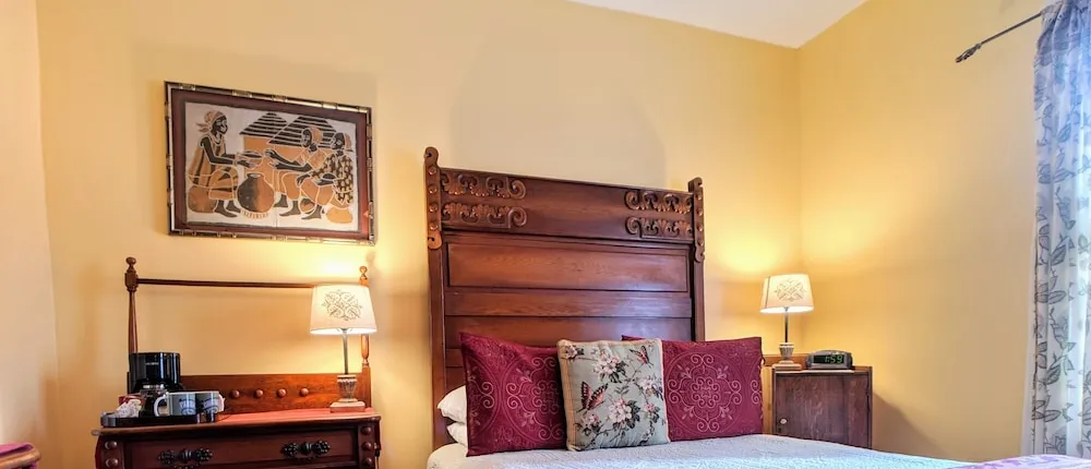 Parisian Courtyard Inn