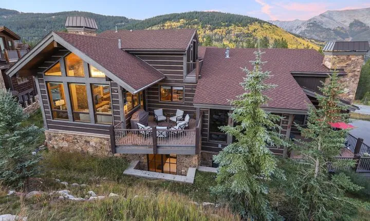 Incredible Executive Private Pet Friendly Home LR902 by RedAwning