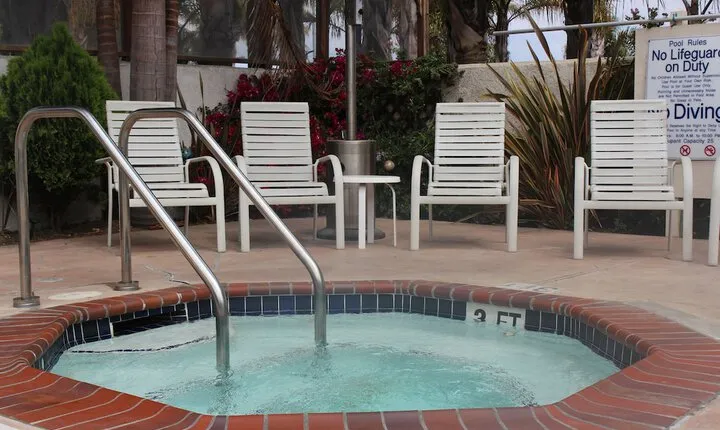 Ocairns Inn & Suites