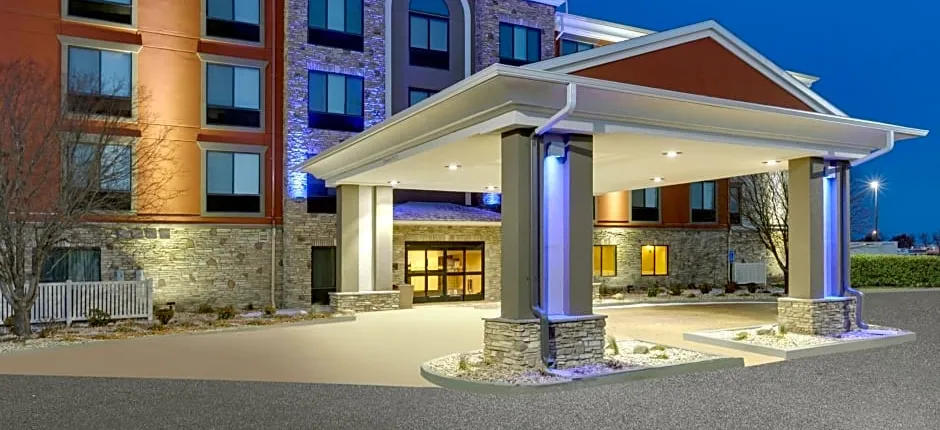 Holiday Inn Express & Suites Mitchell By IHG