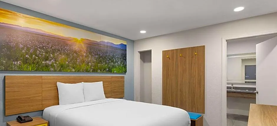 Days Inn by Wyndham Bakersfield