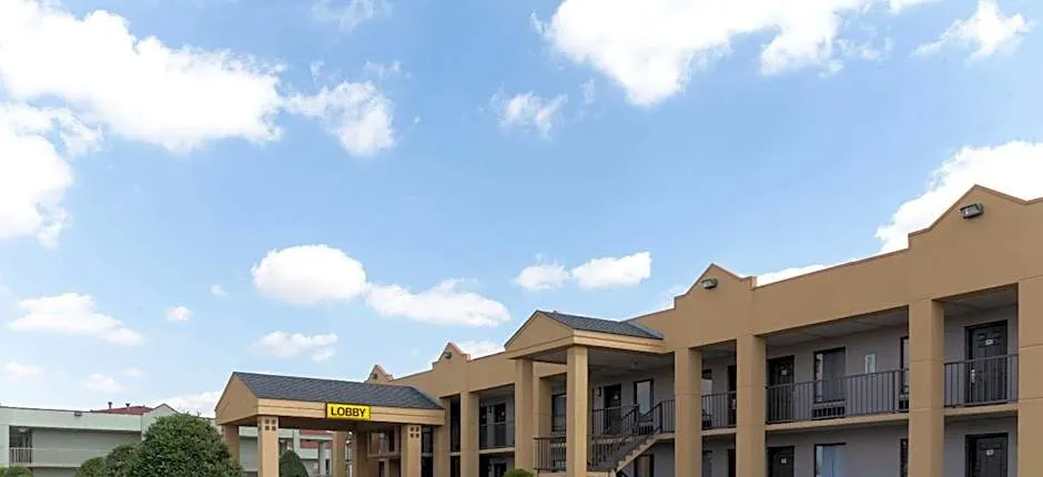 Super 8 by Wyndham Clarksville Northeast