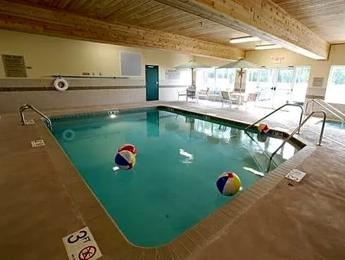 Country Inn & Suites by Radisson, Marinette, WI