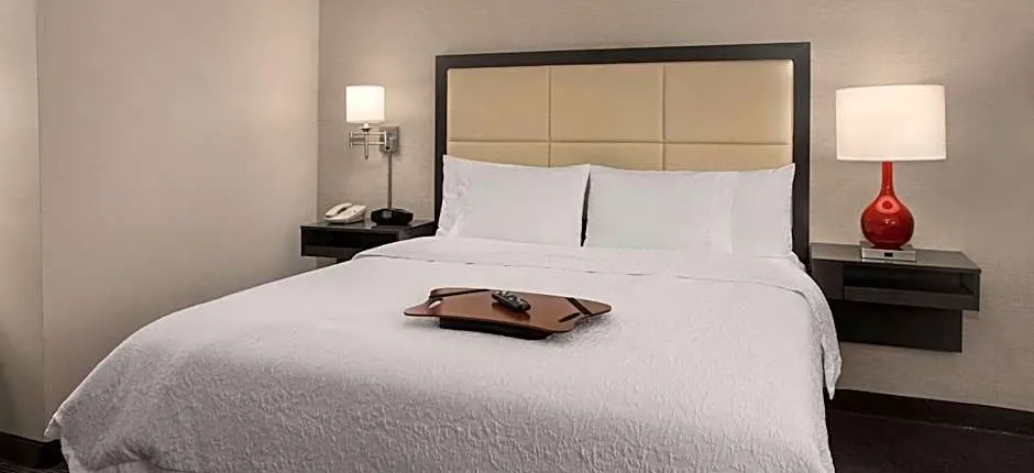 Hampton Inn By Hilton And Suites Milwaukee Downtown