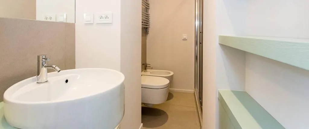 Pure & Chic 2beds/2baths in Centre!