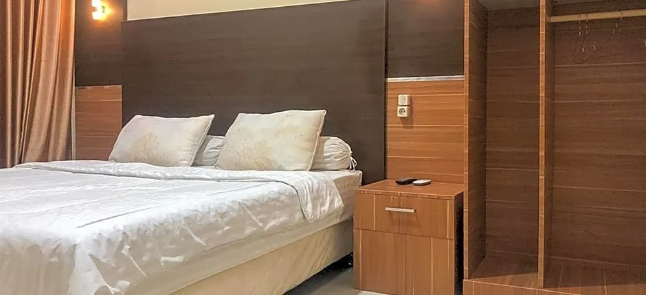 RedDoorz Syariah near Alun Alun Bima