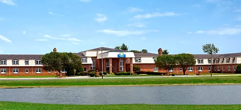 Days Inn and Suites by Wyndham Sikeston
