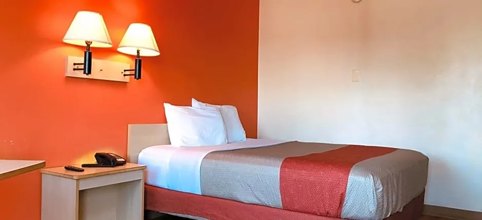 Travelodge by Wyndham Madison Heights MI