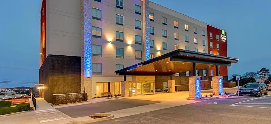 Holiday Inn Express And Suites Nashville MetroCenter Downtown By IHG