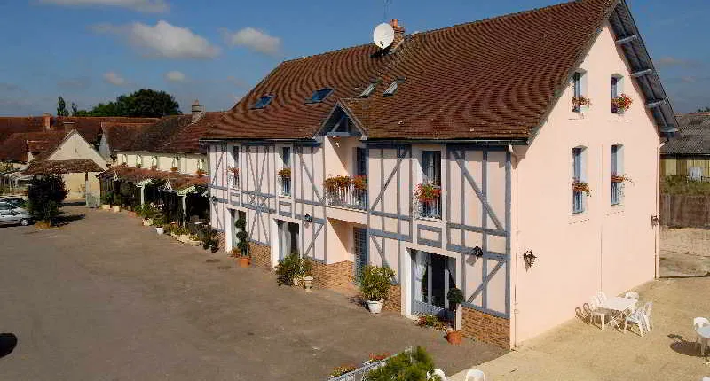 Logis Hotel Aux Maisons