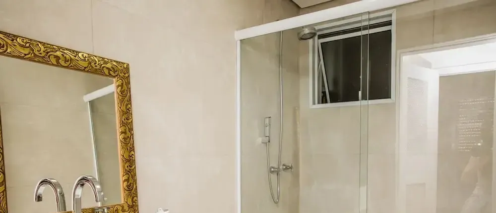 Amplo apartamento no centro, 2 quadras do metrô