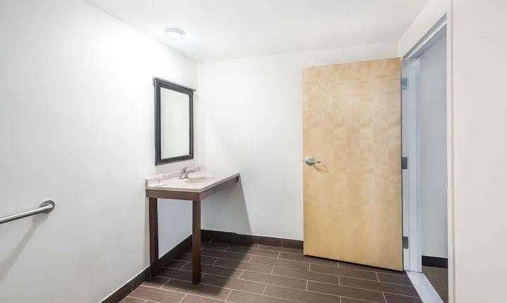 Howard Johnson by Wyndham Quincy / Boston