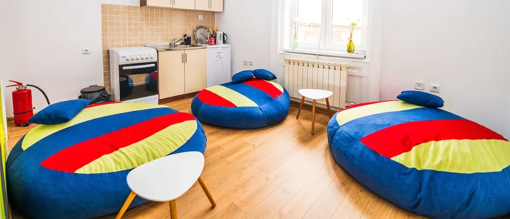 Studio in Artistic Guesthouse! Main Street!