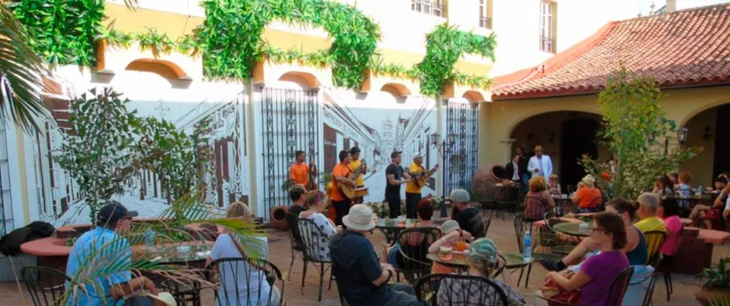Hotel E Colonial