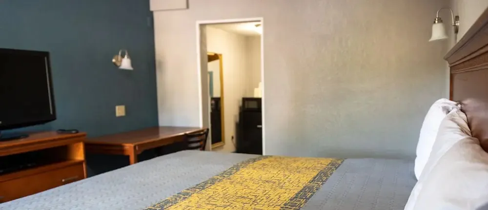 Riverside Inn and Suites