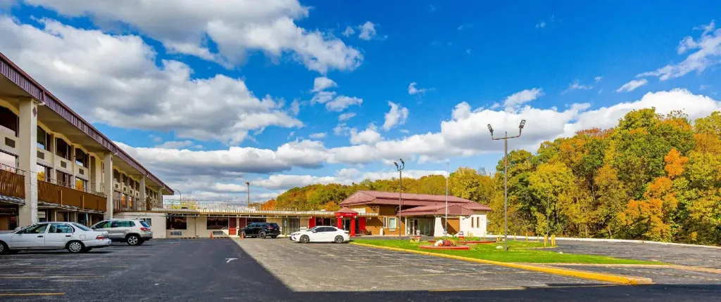 OYO Hotel Moline Downtown IL I-74 North