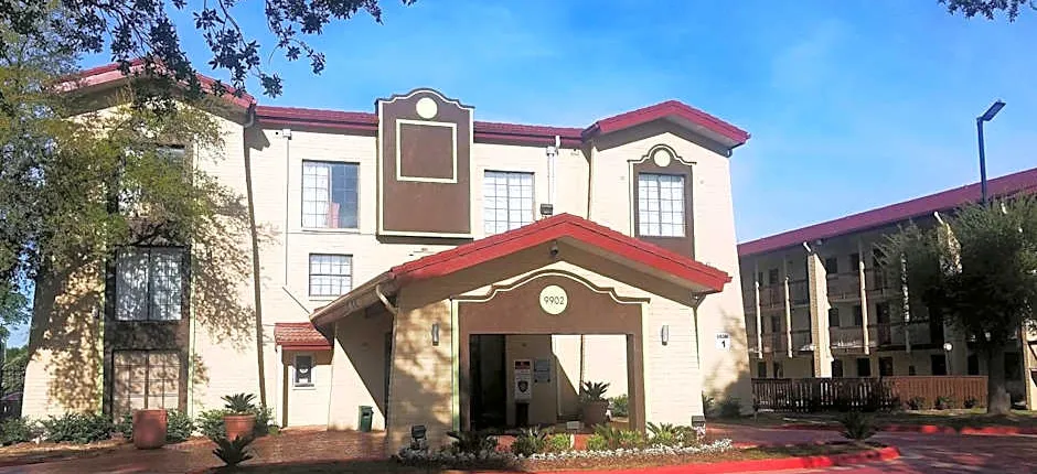 Red Roof Inn & Suites Houston - Hobby Airport