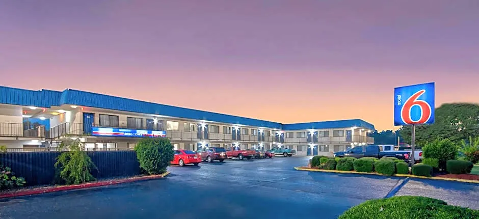 Motel 6-Russellville, AR