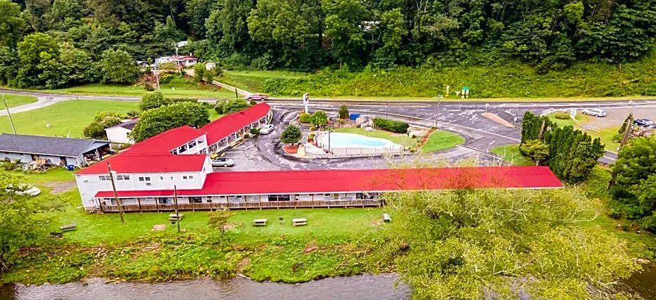 Lloyd's On The River Country Inn By OYO