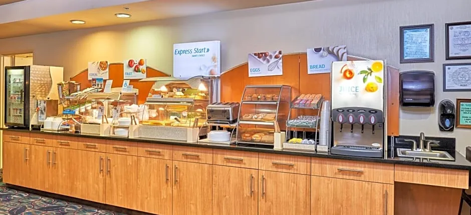 Holiday Inn Express & Suites El Paso Airport By IHG