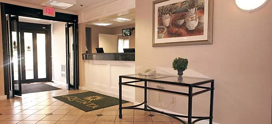 La Quinta Inn & Suites by Wyndham Detroit Canton