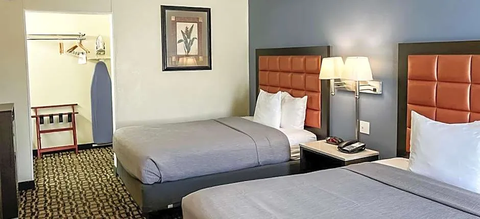 Quality Inn Airport - Cruise Port