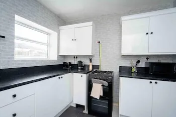Modern 2-bed House Liverpool Close to Aintree Hosp, Liverpool