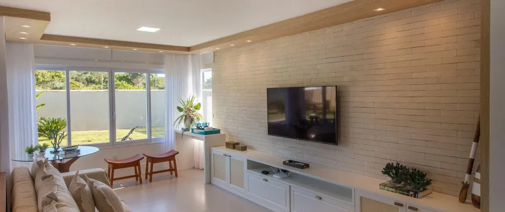 Casa Moderna e Luxuosa com Quatro Suítes Próx a Rua das Pedras Por Luxury Rentals