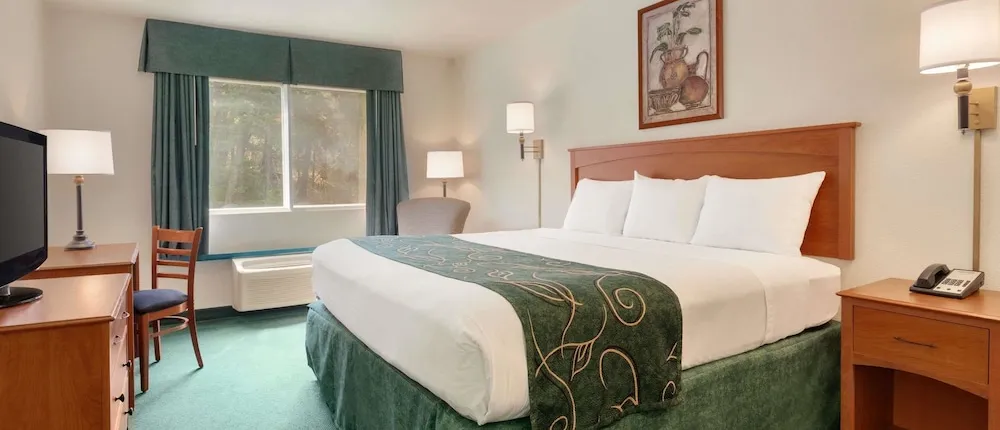 Travelodge by Wyndham Dunsmuir