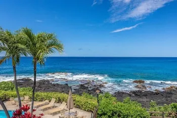Air-conditioned Ocean Front Hawaii Townhome! - Sleeps 6 - Vrkcv, Kailua-Kona