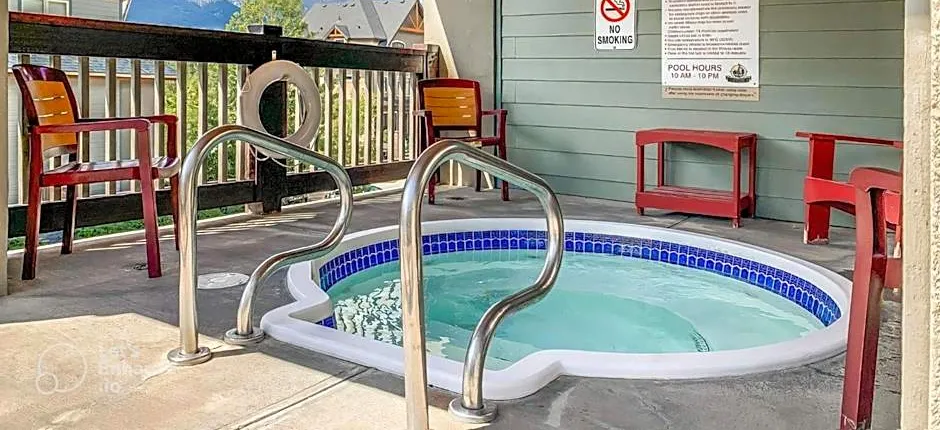 2BR Condo in Canmore [Pool, 3 Hot Tubs, Gym & BBQ]